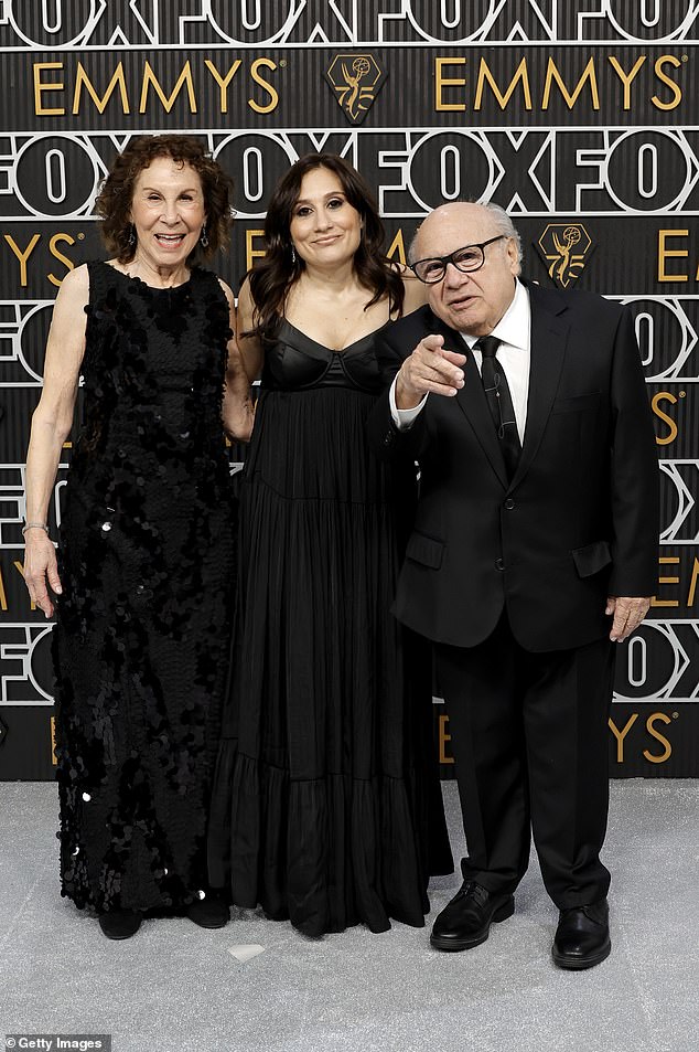 La noticia llega poco después de que la hija de 40 años de Danny DeVito y Rhea Perlman presentara su panza en los Screen Actors Guild Awards el sábado por la noche, tan pronto como se confirmó la emocionante noticia.