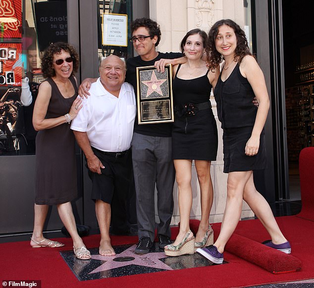 La pareja, que se reunió en los premios Emmy el mes pasado, son padres de tres hijos: Lucy, 38, Grace, 38 y Jack, 36; visto en agosto de 2011.
