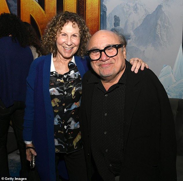 La estrella de It's Always Sunny in Philadelphia, de 79 años, y Perlman han estado juntos durante más de 50 años y se casaron en 1982. Se separaron en 2017 pero siguen siendo pareja. Visto en diciembre de 2019.