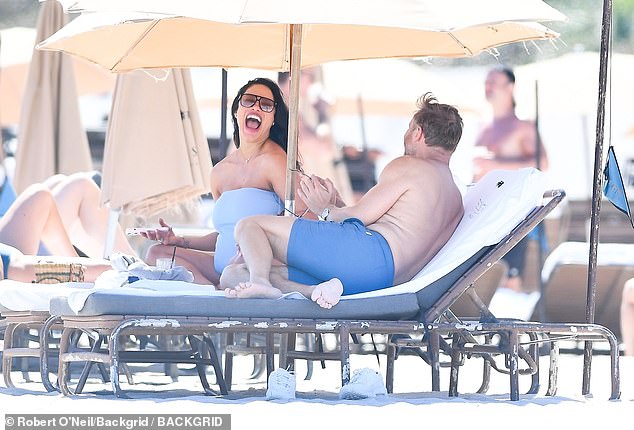 Jessica se cortó el cabello corto con un estilo suelto y elástico mientras agregaba un par de gafas de sol y joyas doradas para completar su look playero.