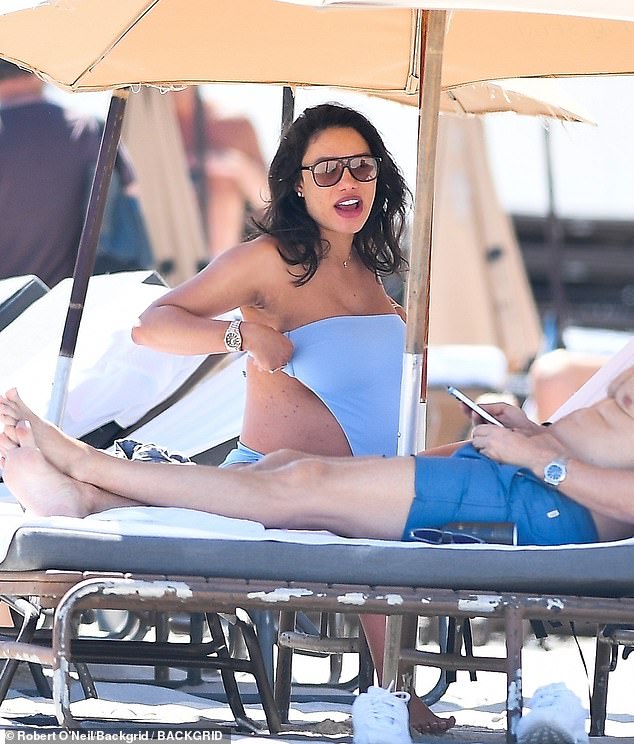 La pareja parece estar disfrutando de una relajante luna de miel antes de la llegada de su hijo por nacer.