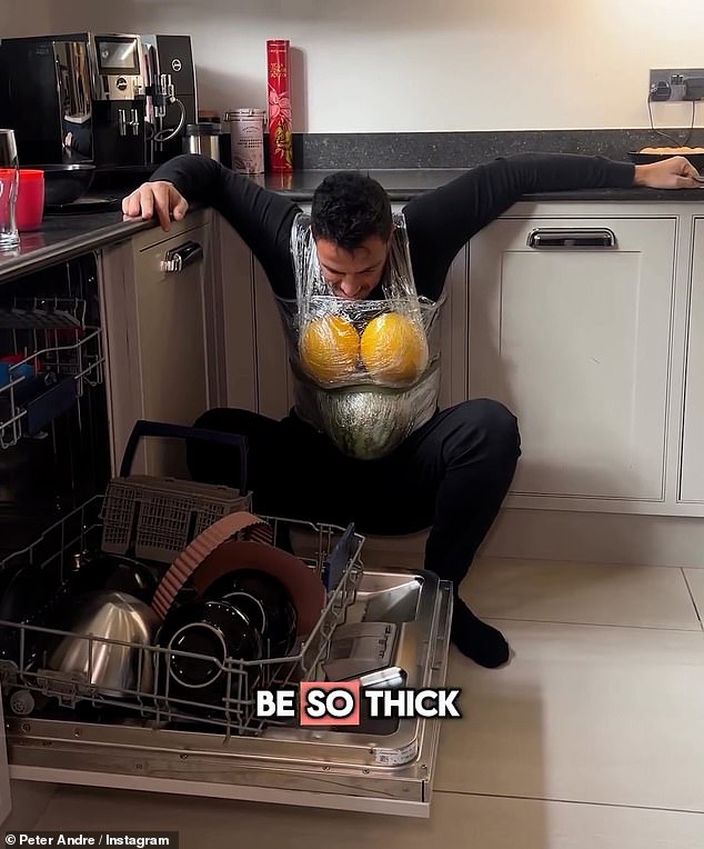 El video comienza con Emily ayudando a Peter a atar frutas antes de que él realice una serie de tareas diarias.