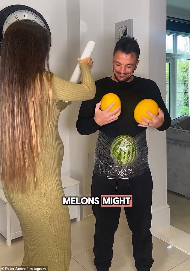 Emily le ató el melón y también lo ayudó a ponerle una envoltura de plástico a la fruta para mantenerla en su lugar.