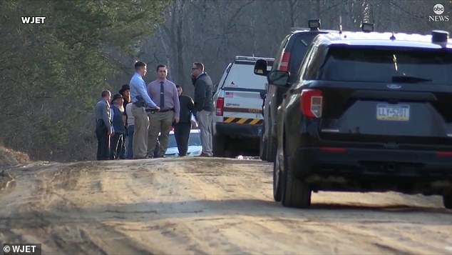 La policía está en el lugar.La policía estatal de Pensilvania dijo que están investigando la muerte de Byler como un homicidio, lo cual es inusual en partes de Erie con una gran población amish.
