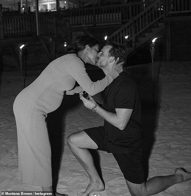 La pareja disfrutó de una dulce luna de miel en las Bermudas en abril pasado, y Mark le propuso matrimonio sobre una rodilla en un romántico ambiente de playa.