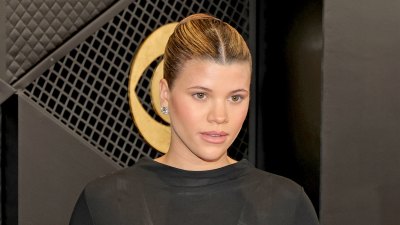 La embarazada Sofia Richie sostiene su panza en los Grammy
