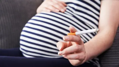 Mujer embarazada y cigarrillo