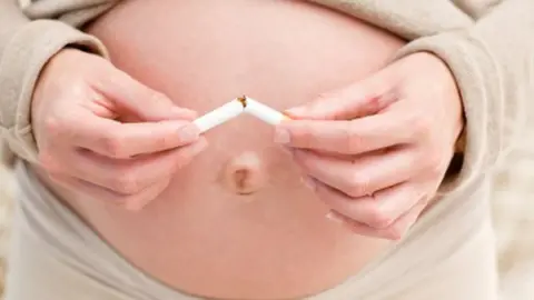 Mujer embarazada con cigarrillo