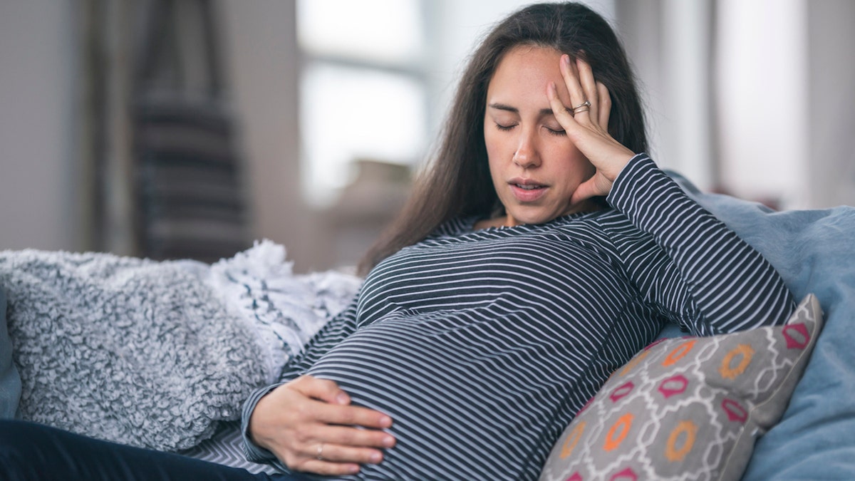 Las mujeres embarazadas sienten náuseas y quieren vomitar.