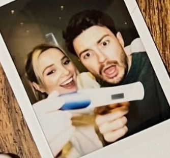 La estrella está embarazada de su prometido, el productor de radio, Jack Beckett.