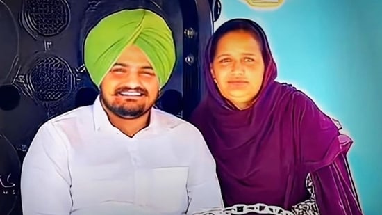 La madre de Sidhu Moosewala, Charan Kaur, está a punto de dar a luz a la edad de 58 años.