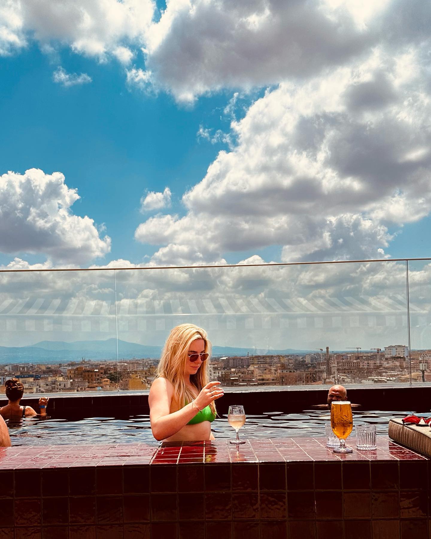 Mientras sus amigas bebían cócteles, la estrella bebía cócteles sin alcohol