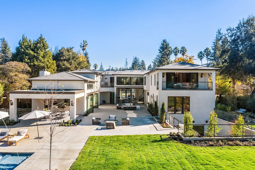 La casa se encuentra en 1,7 acres.