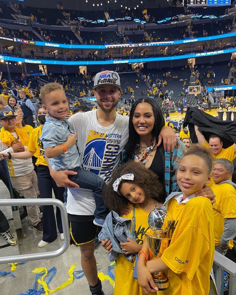 Stephen Curry mira el partido de los Golden State Warriors con su familia