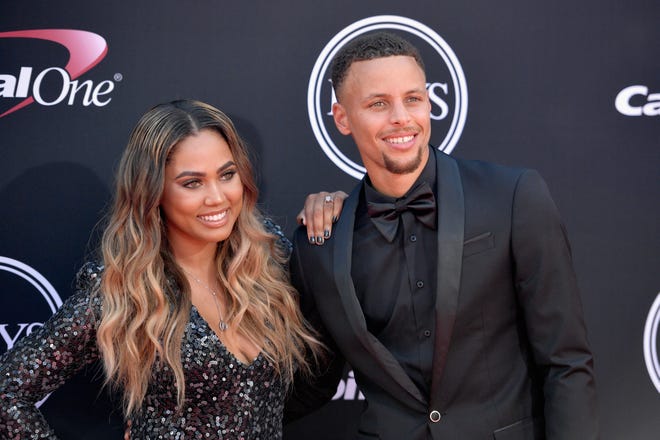 LOS ÁNGELES, CA - 12 DE JULIO: Los jugadores de la NBA Stephen Curry (derecha) y Ayesha Curry asisten al ESPYS 2017 en el Microsoft Theatre el 12 de julio de 2017 en Los Ángeles, California. (Foto de Matt Winkelmayer/Getty Images)