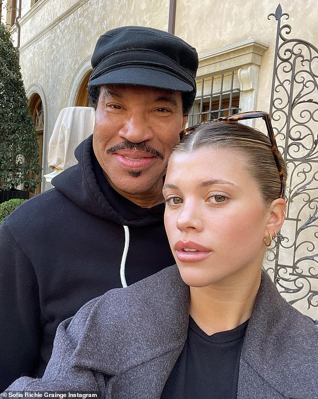La salida de Richie se produce después de la noticia de que su legendario padre Lionel, de 74 años, ha estado sopesando posibles nombres de bebés e incluso prohibió uno.