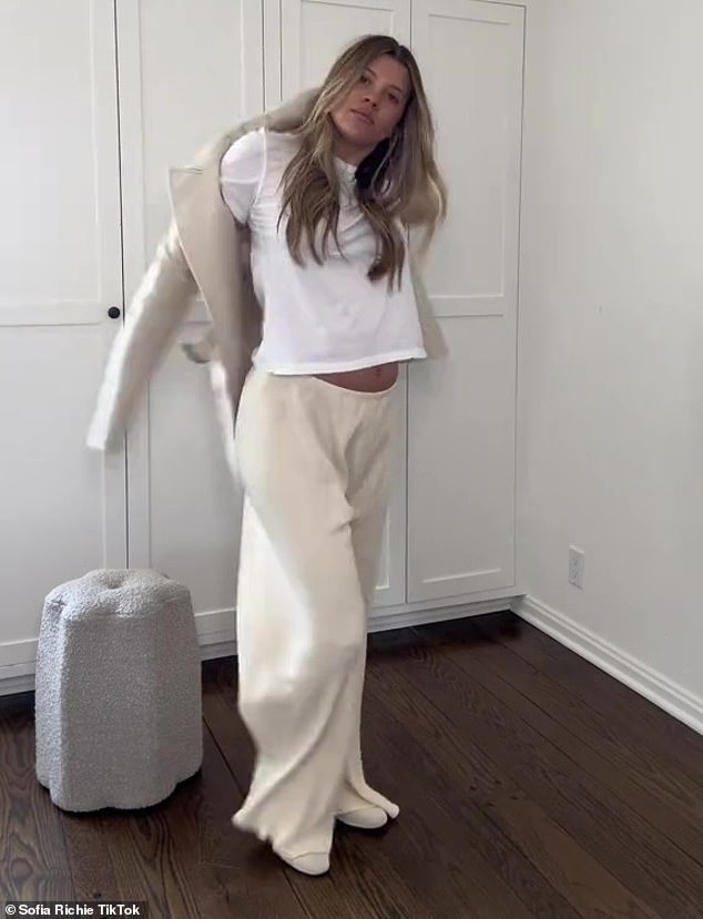 La hermana de Nicole Richie también lució una gabardina con cinturón y pantalones deportivos de gran tamaño mientras estaba de vacaciones en Nueva York.