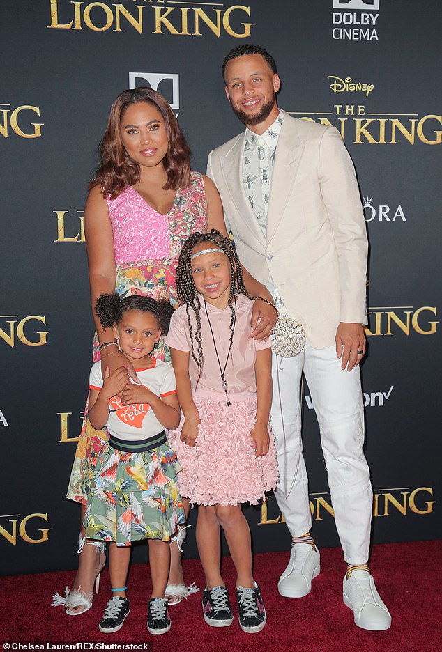 Ayesha y su esposo, fotografiados en 2019 con sus hijas Riley y Ryan, con quienes se casaron en 2011.