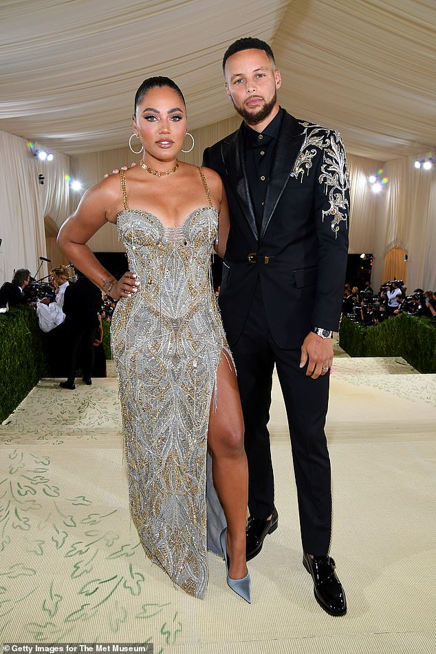 Ayesha es una consumada autora de libros de cocina y empresaria; en la foto con su esposo en la Met Gala 2021