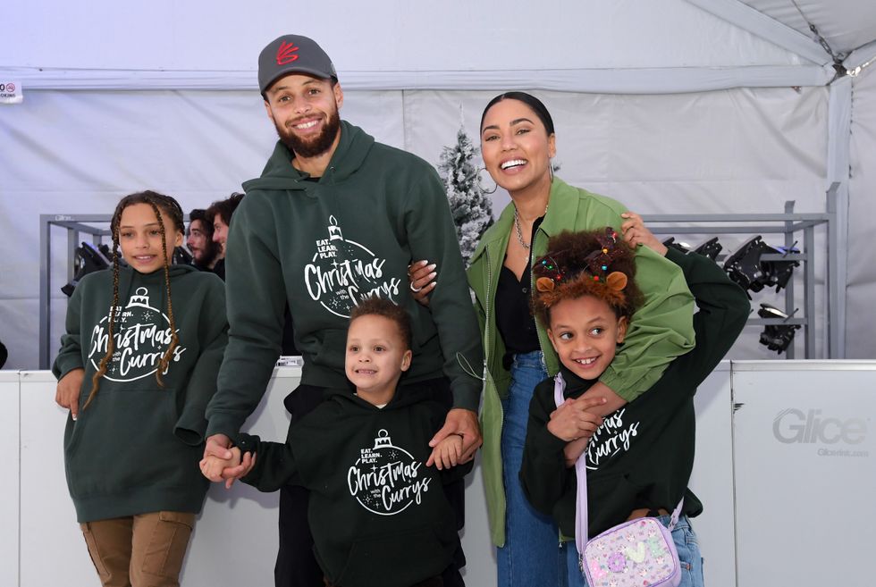 Ayesha y Stephen Curry con niños