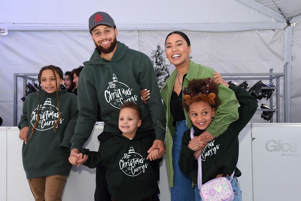 Riley Elizabeth Curry, Stephen Curry, Canon W. Jack Curry, Ayesha Curry y Ryan Carson Curry asisten a Eat. estudiar. La décima celebración anual de Navidad y curry de Play. se llevará a cabo el 11 de diciembre de 2022 en Bridge Yard en Oakland, CA.