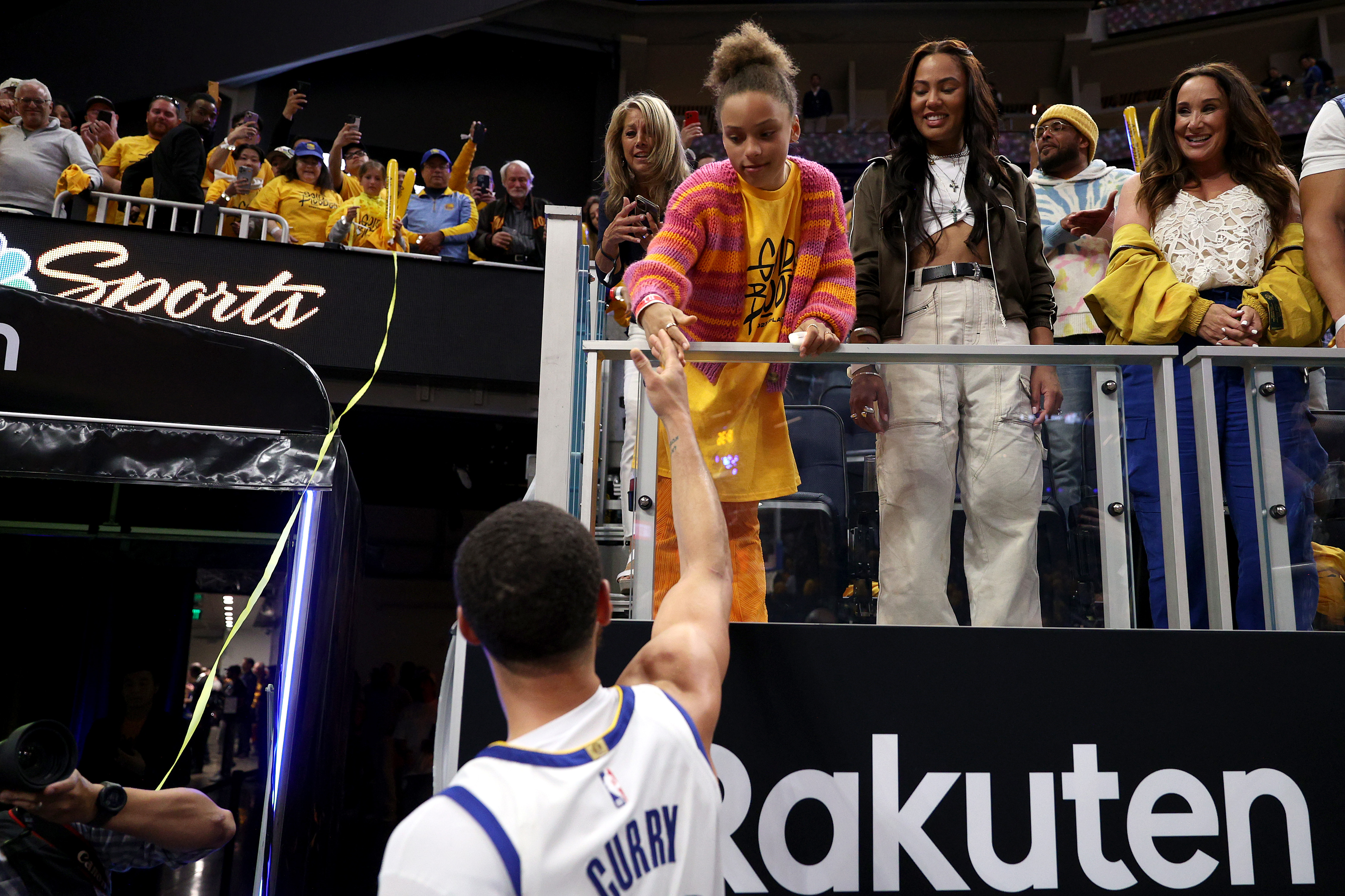 Stephen le da la mano a su hija Riley después del partido de la NBA