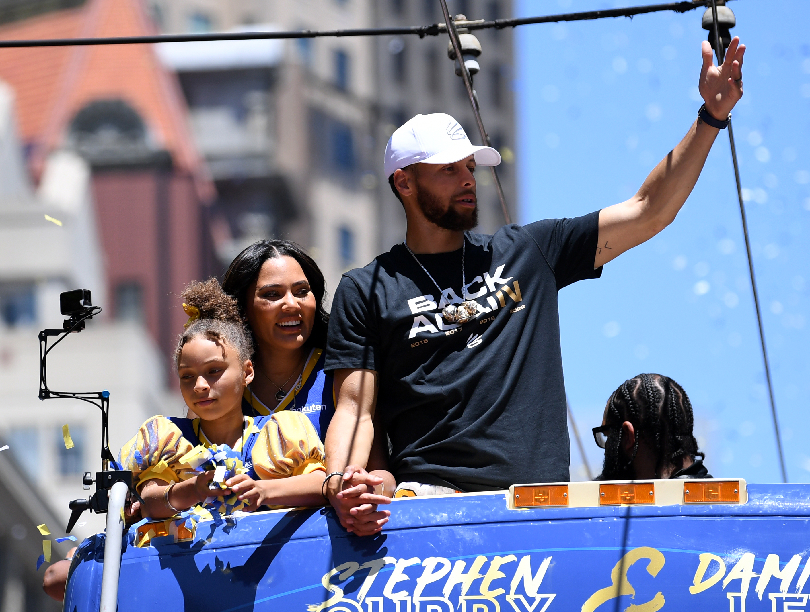 Steph, Ayesha y Riley asisten al desfile de la victoria de los Golden State Warriors 2022