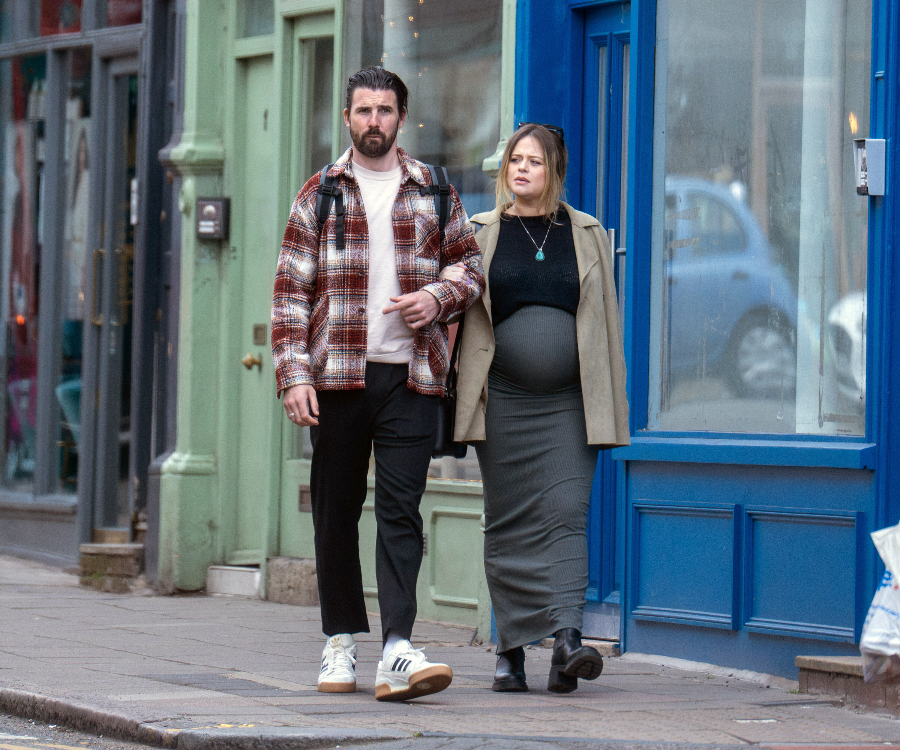 La actriz paseó con su novio, el Dr. Alistair Garner, por el norte de Londres.
