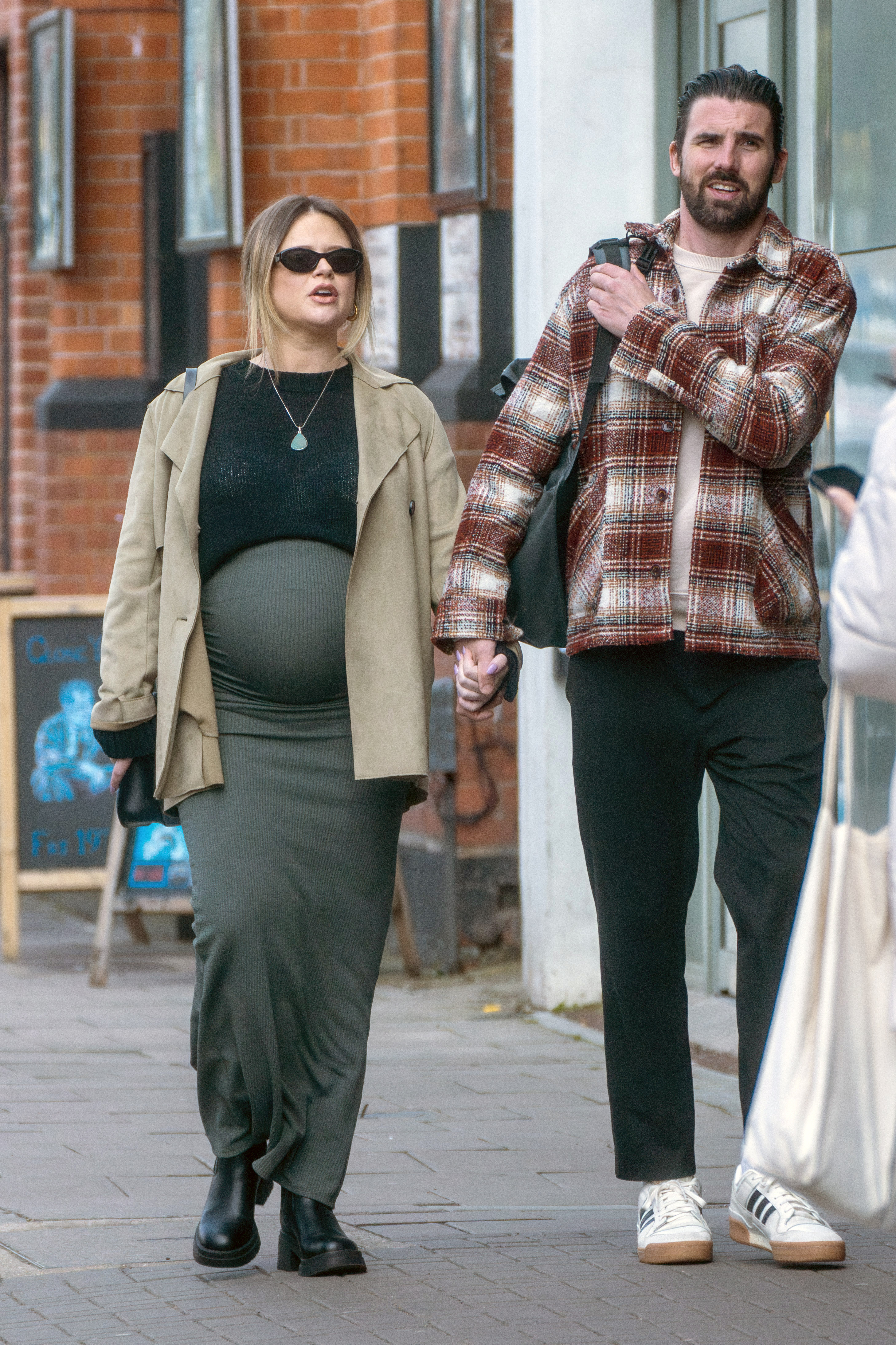 La embarazada Emily Atack fue fotografiada mostrando su panza