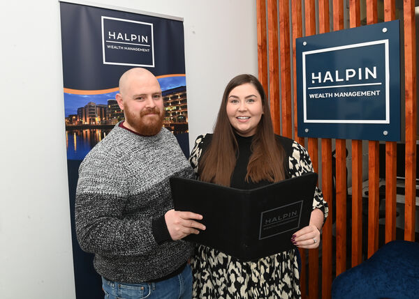 Samantha Halpin, directora general de Halpin Wealth Management, y las instalaciones comerciales de su marido Ben en 79 Douglas Road, Cork.Foto Larry Cummins Samantha Halpin, directora general de Halpin Wealth Management, y las instalaciones comerciales de su marido Ben en 79 Douglas Road, Cork.Foto Larry Cummins