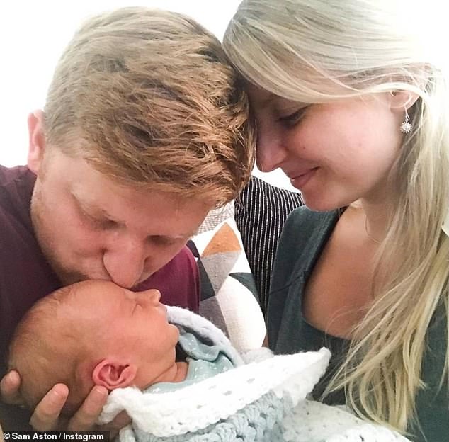 La doula y especialista en partos está esperando el bebé con su esposo, la estrella de Coronation Street, Sam, quien ha interpretado a Chesney Brown en la telenovela desde 2003.La pareja ya son padres de Sonny, de tres años, y Daisy, que cumplirán dos el próximo mes.