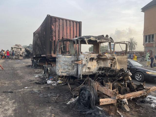 Camión ardiendo por incendio