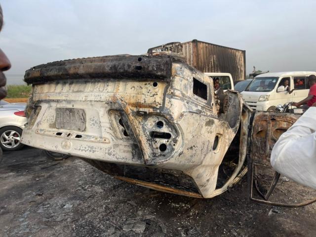 El fuego pareció volcar algunos autos mientras ardía.