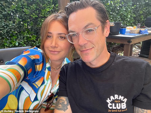 La ex estrella de Disney también compartió una publicación de cumpleaños en Instagram para su esposo Christopher French, quien cumplió 42 años el martes, junto con varias fotos: 