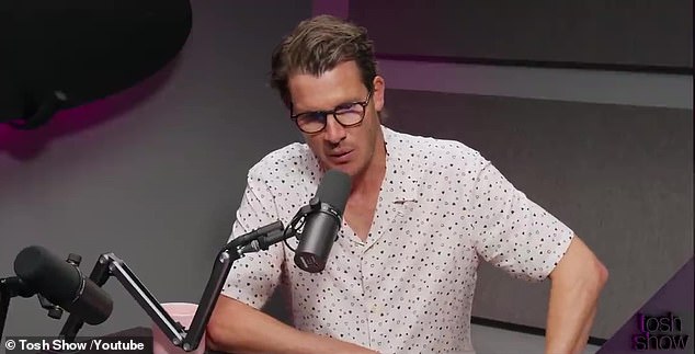 El comediante Daniel Tosh, de 48 años, dio la noticia en su podcast Tosh Show a principios de este mes, diciendo que escuchó los rumores de embarazo de una empleada de una tienda de comestibles.