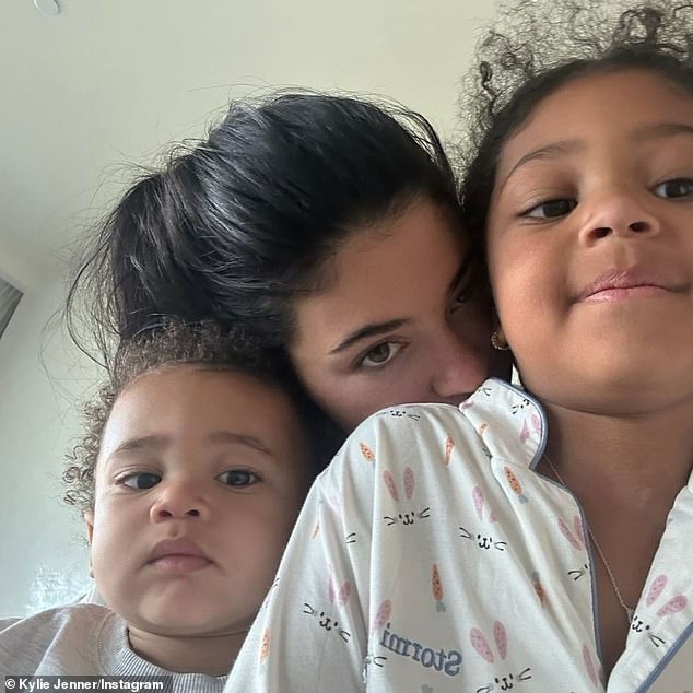 Kylie comparte a su hija Stormi Webster de seis años y a su hijo Al Webster de dos años con su ex Travis