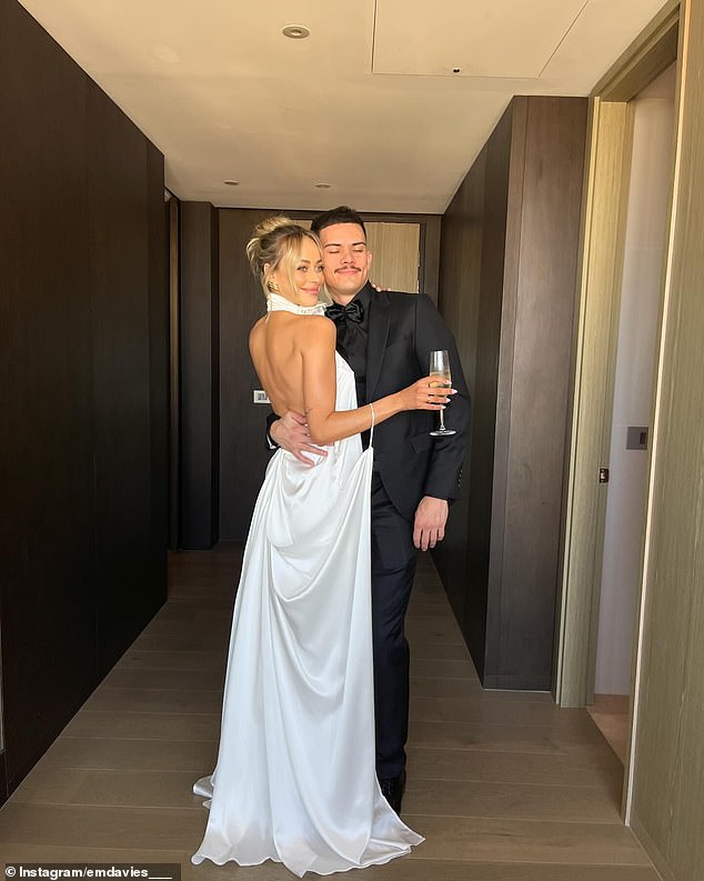 La mujer de 29 años, que espera una niña con su prometido Joel Gambin, actualizó el progreso de su embarazo en Instagram el viernes.Todo como se muestra en la figura.