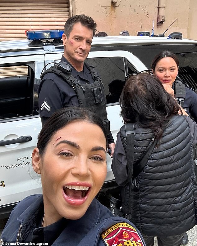 La ex bailarina de respaldo actualmente interpreta a Bailey Noone, la esposa bombero del oficial de policía de Los Ángeles John Nolan (2-L, interpretado por Nathan Fillion) en la temporada 6 de The Rookie, que se estrena el martes en ABC.