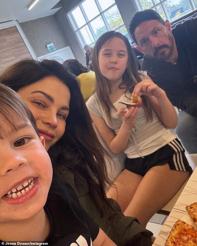 Jenna y su prometido de cuatro años, Steve Kazee (derecha), dieron la bienvenida a su hijo Callum Kazee (izquierda), también de 8 años, hace cuatro años. Madre de su hija Everly 'Evie' Tatum (segunda desde la derecha).Su matrimonio con el actor de
