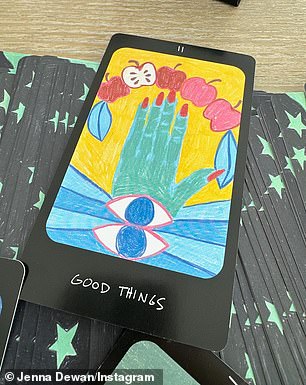 También publicó una carta que parecía una carta del tarot que prometía