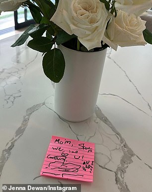 El domingo, Dewan, que tiene 14,3 millones de seguidores en las redes sociales, publicó una presentación de diapositivas en Instagram que muestra rosas blancas de su familia, junto con una nota adhesiva firmada.