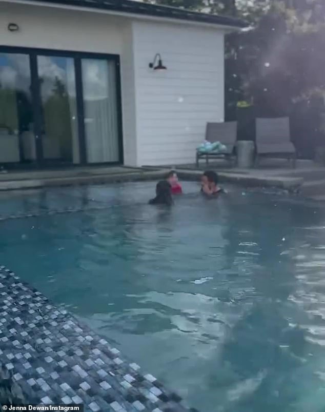 La ganadora del Premio Peabody también publicó un vídeo de la ganadora del Grammy, de 48 años, y su hijo mestizo disfrutando de un baño en la piscina detrás de su casa de seis habitaciones valorada en 4,7 millones de dólares en Van Nuys.