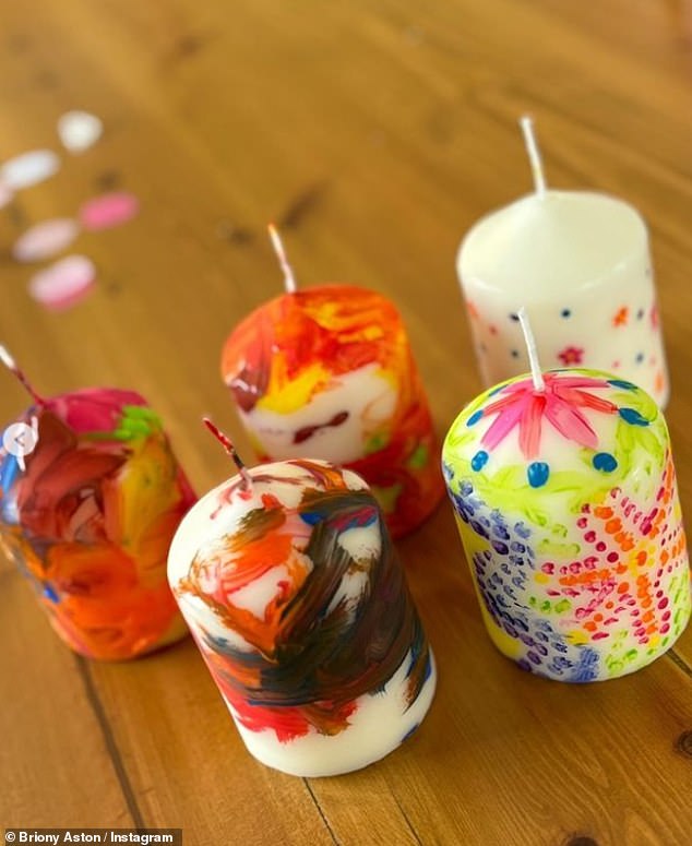 La Ceremonia del Hilo Rojo, también conocida como el Camino de la Bendición, se basa en los rituales Navajo/Dine y está diseñada para crear armonía y paz para las almas de la futura madre y del bebé por nacer.
