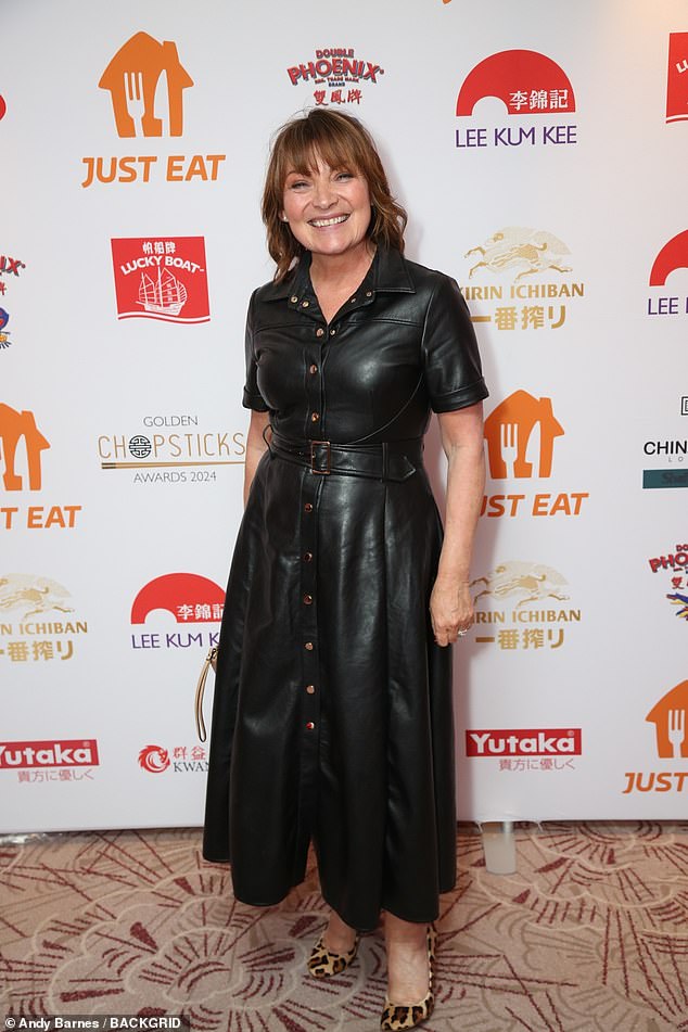 La leyenda de la televisión de 64 años lucía elegante con un vestido largo de cuero negro de manga corta y cinturón, que combinó con tacones de aguja con estampado animal.