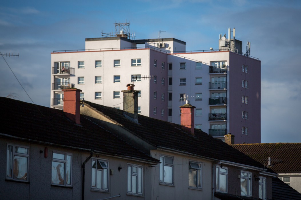 El joven de 20 años advierte que vivir en un edificio nuevo no es tan bueno como parece