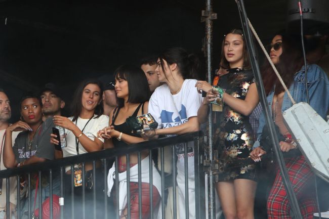 Kylie Jenner, Kendall Jenner y Bella Hadid ven a Travis Scott actuar durante el segundo día del Wireless Festival en Finsbury Park, Londres, Inglaterra, el 8 de julio de 2017.