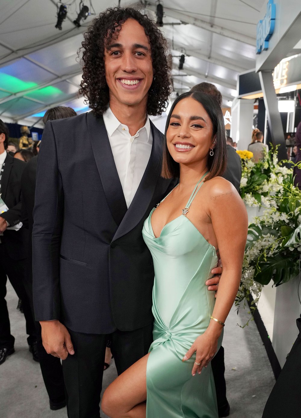 Vanessa Hudgens, embarazada, bromea sobre saltarse los premios Coachella y Cole Tucker SAG