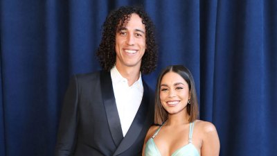 Listas para la alfombra roja Vanessa Hudgens y Cole Tucker sonríen en 2022 Screen Actors Guild (SAG)
