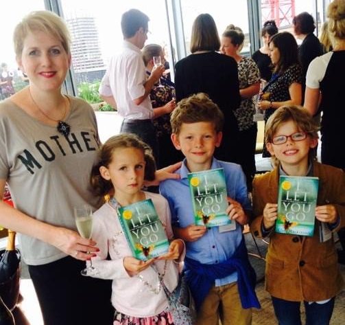 Claire y sus hijos pequeños, todos con copias de su libro 