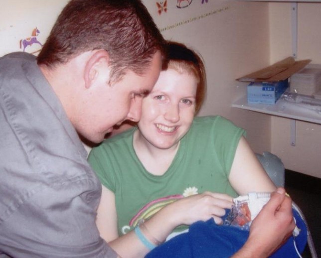 Claire sonríe mientras sostiene a su bebé prematuro en el hospital